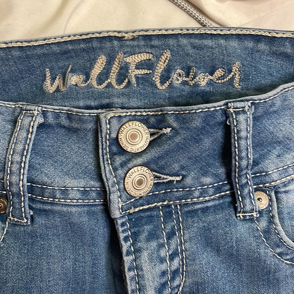 WALLFLOWER Light wash Juniors Skinny Jeans - Picture 4 of 6